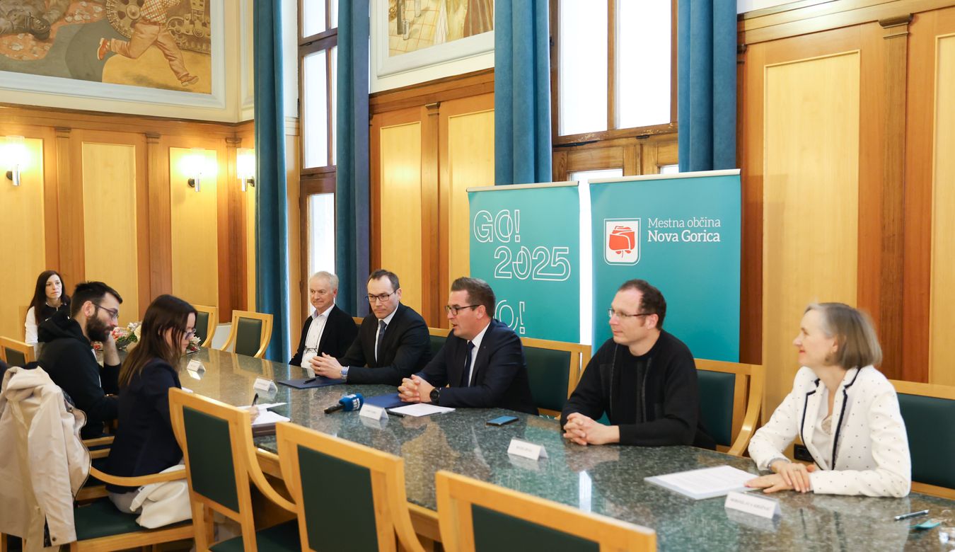Vsi prisotni ob podpisu pogodbe.