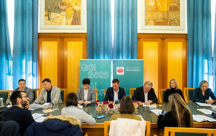 Govorniki na novinarski konferenci o \"Leto posvečamo gospodarstvu\"