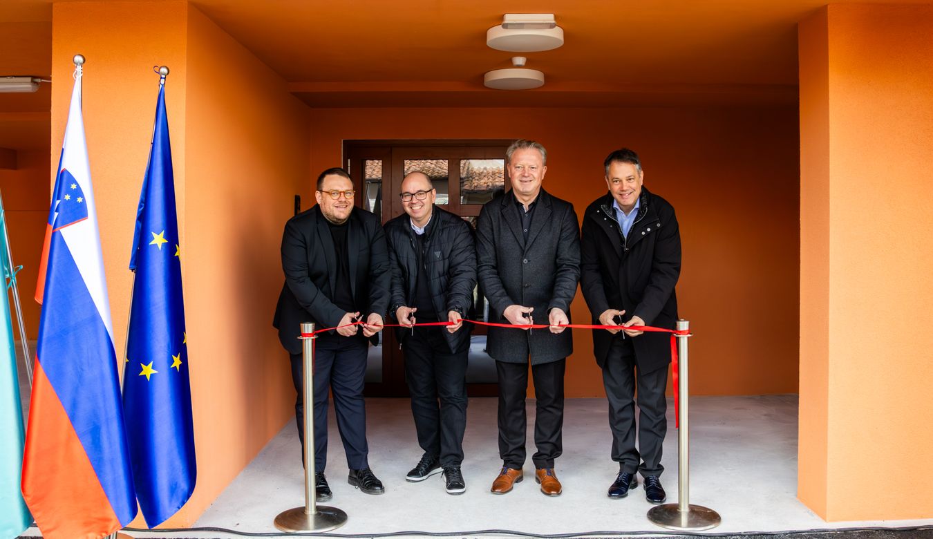 Minister za solidarno prihodnost Simon Maljevac, direktor Stanovanjskega sklada Mestne občine Nova Gorica Peter Jan, podžupan Mestne občine Nova Gorica Marko Tribušon in podpredsednik Vlade RS in minister za Slovence v zamejstvu in po svetu Matej Arčon med prerezom traku