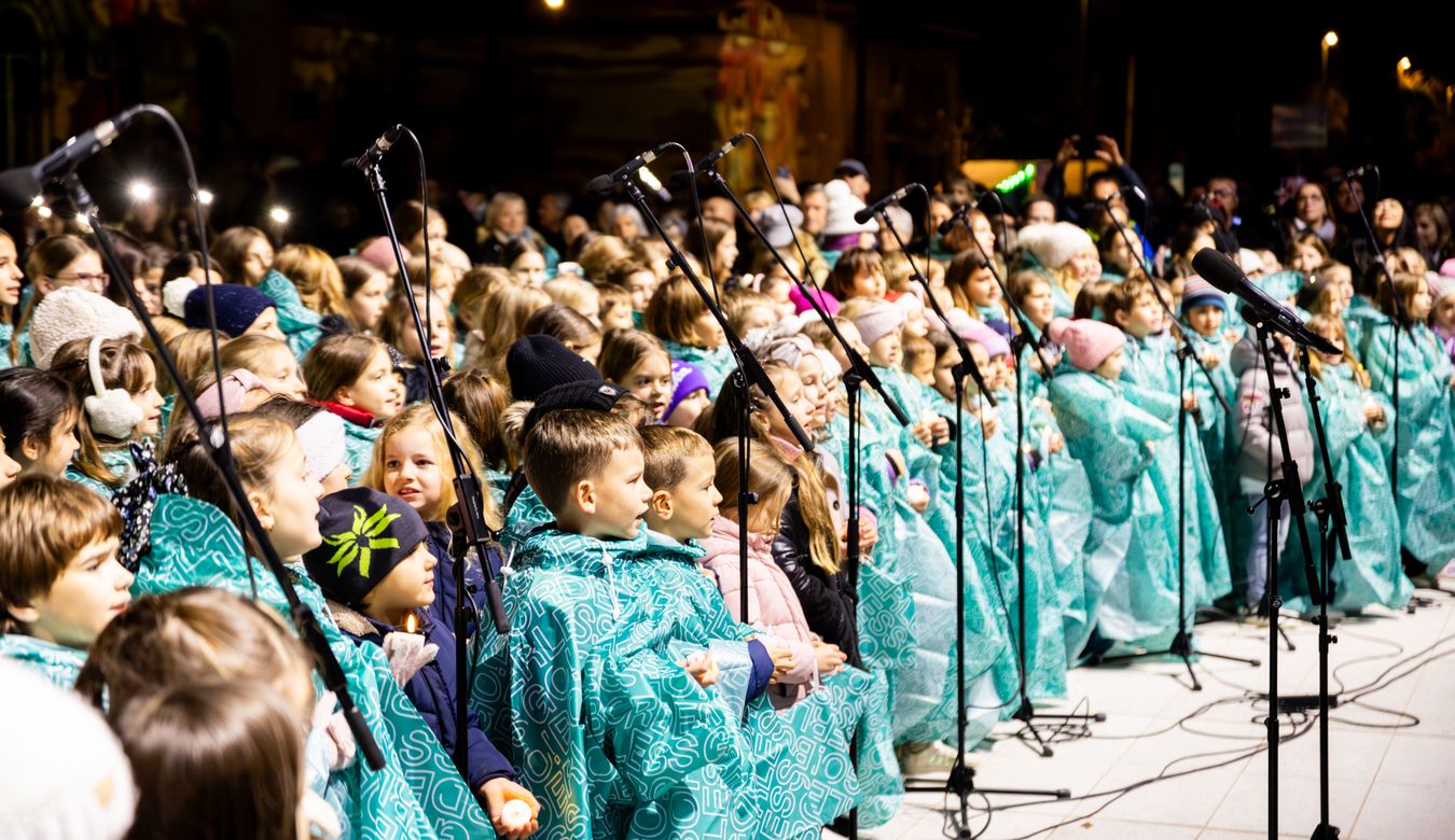 Otroci nastopajoči na Trgu Evrope