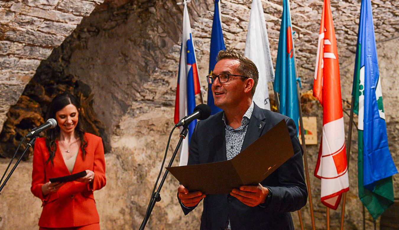 Župan Mestne občine Nova Gorica Samo Turel po mikrofonu bere zmagovalce.