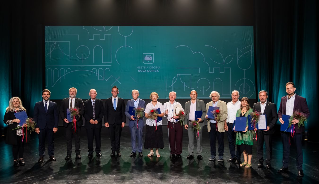 Skupna fotografija vseh letošnjih nagrajencev Mestne občine Nova Gorica z županom Mestne občine Nova Gorica Samom Turelom.