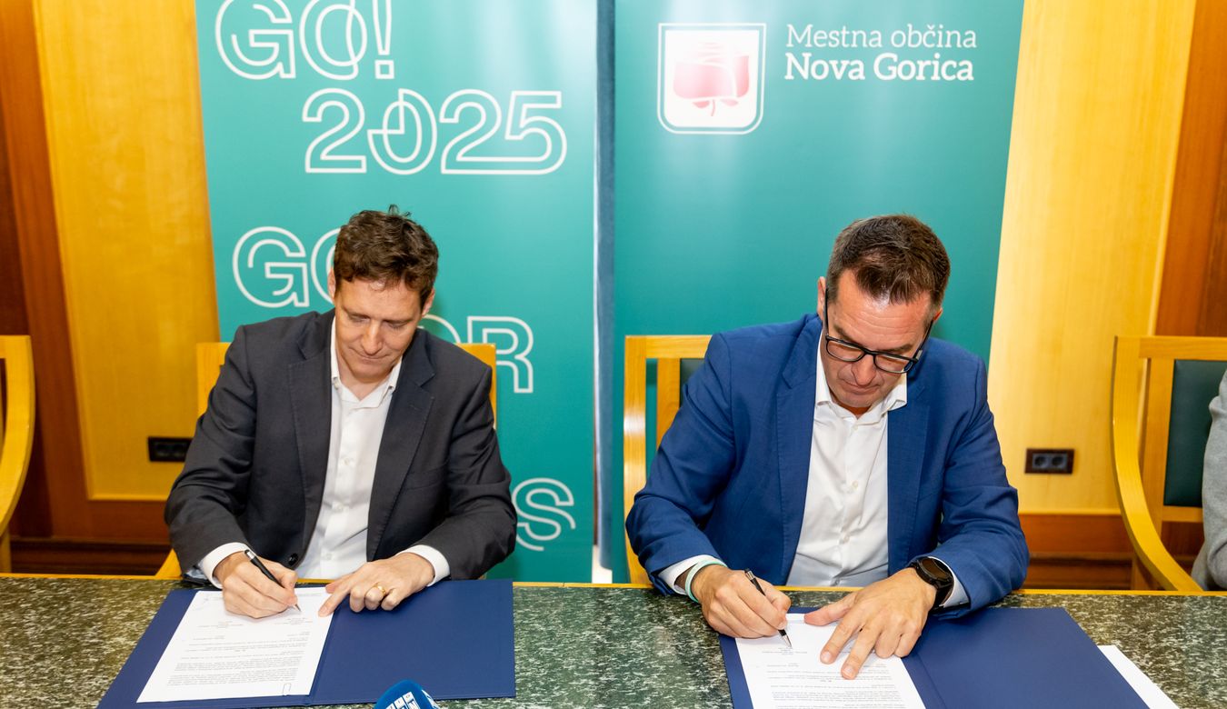Župan Mestne občine Nova Gorica Samo Turel in direktor podjetja Ginex International Primož Ule med podpisom pogodbe