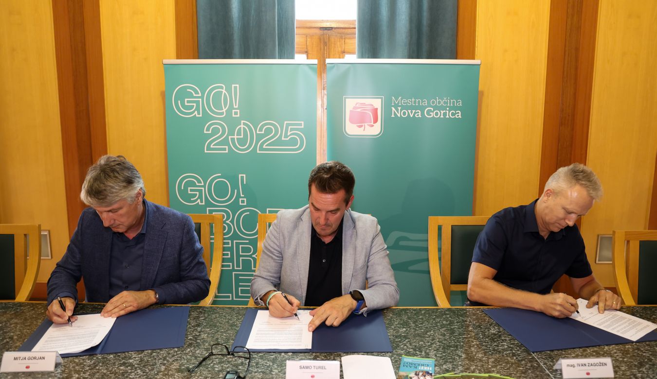 Župan Mestne občine Nova Gorica Samo Turel, generalni direktor Soških elektrarn Nova Gorica Mitja Gorjan in Predsednik Kajak kluba Soške elektrarne mag. Ivan Zagožen med podpisom sporazuma.
