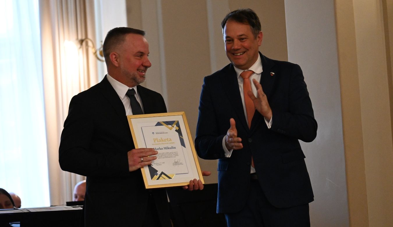 Marko Mikulin ob prejemu plakete