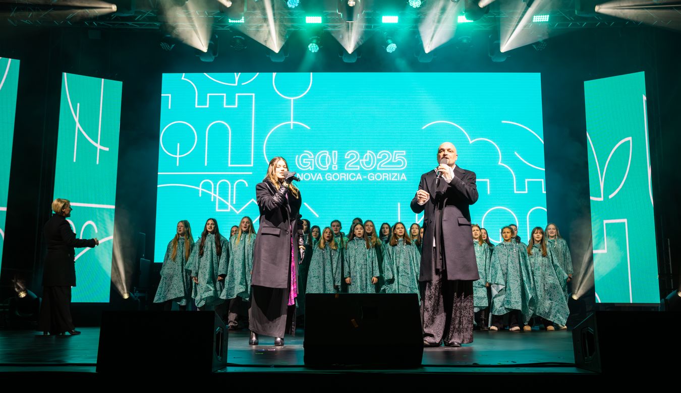 Pevca z otroškim zborom v ozadju