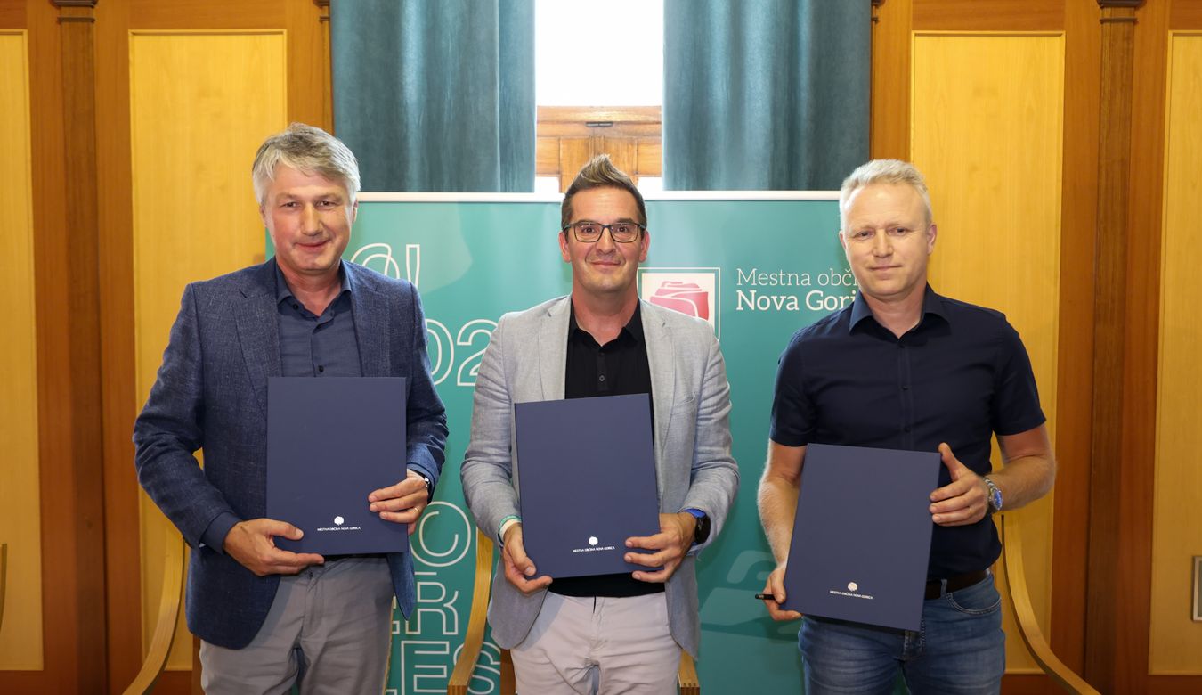 Župan Mestne občine Nova Gorica Samo Turel, generalni direktor Soških elektrarn Nova Gorica Mitja Gorjan in Predsednik Kajak kluba Soške elektrarne mag. Ivan Zagožen na skupinski fotografiji po podpisu sporazuma