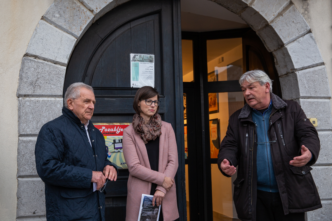 Direktor Goriškega muzeja Vladimir Peruničič s še dvema udeležencema stoji pred vilo Bartolomei