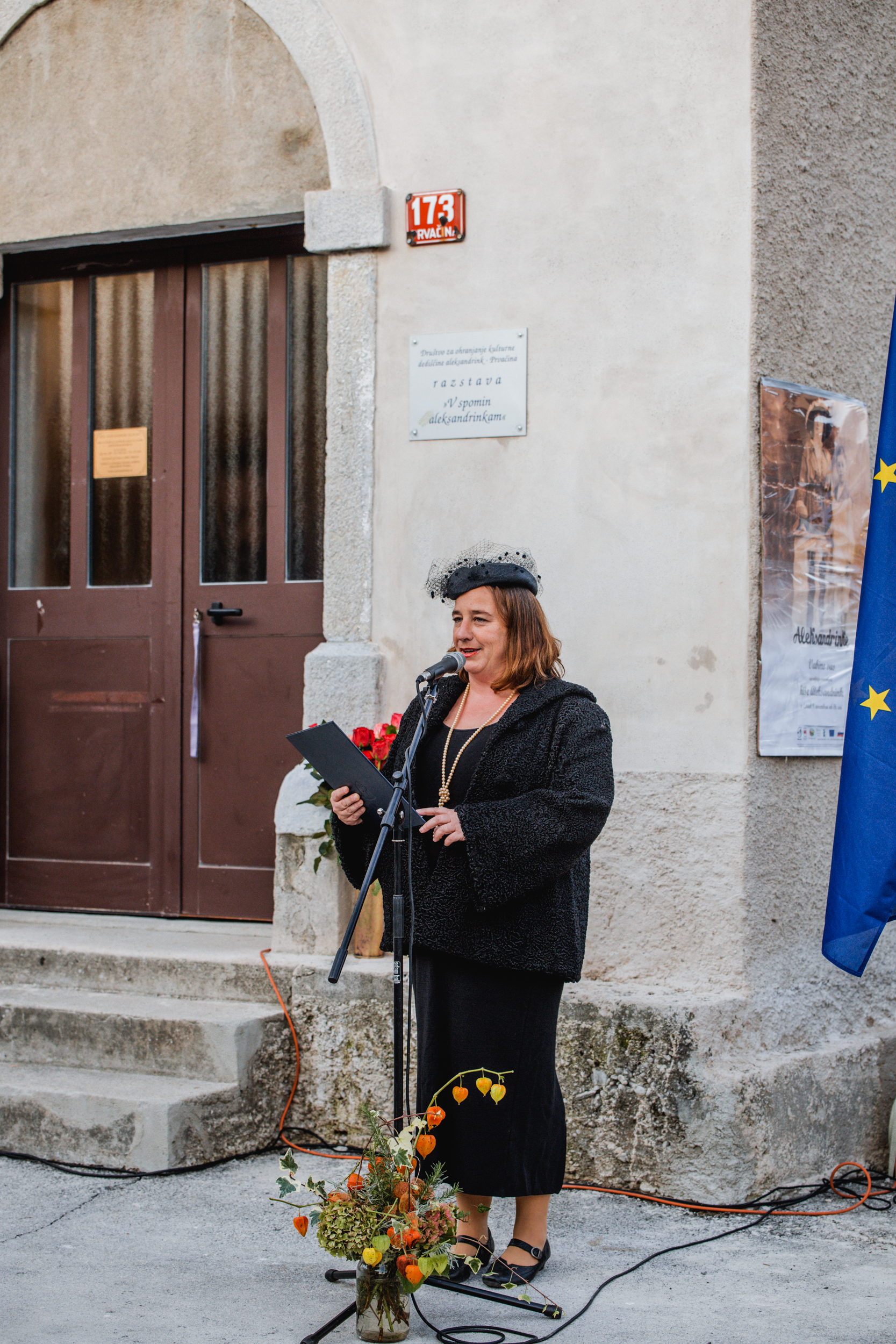 Državna sekretarka na Uradu za Slovence v zamejstvu in po svetu Vesna Humar povezuje program na odprtju Hiše aleksandrink v Prvačini