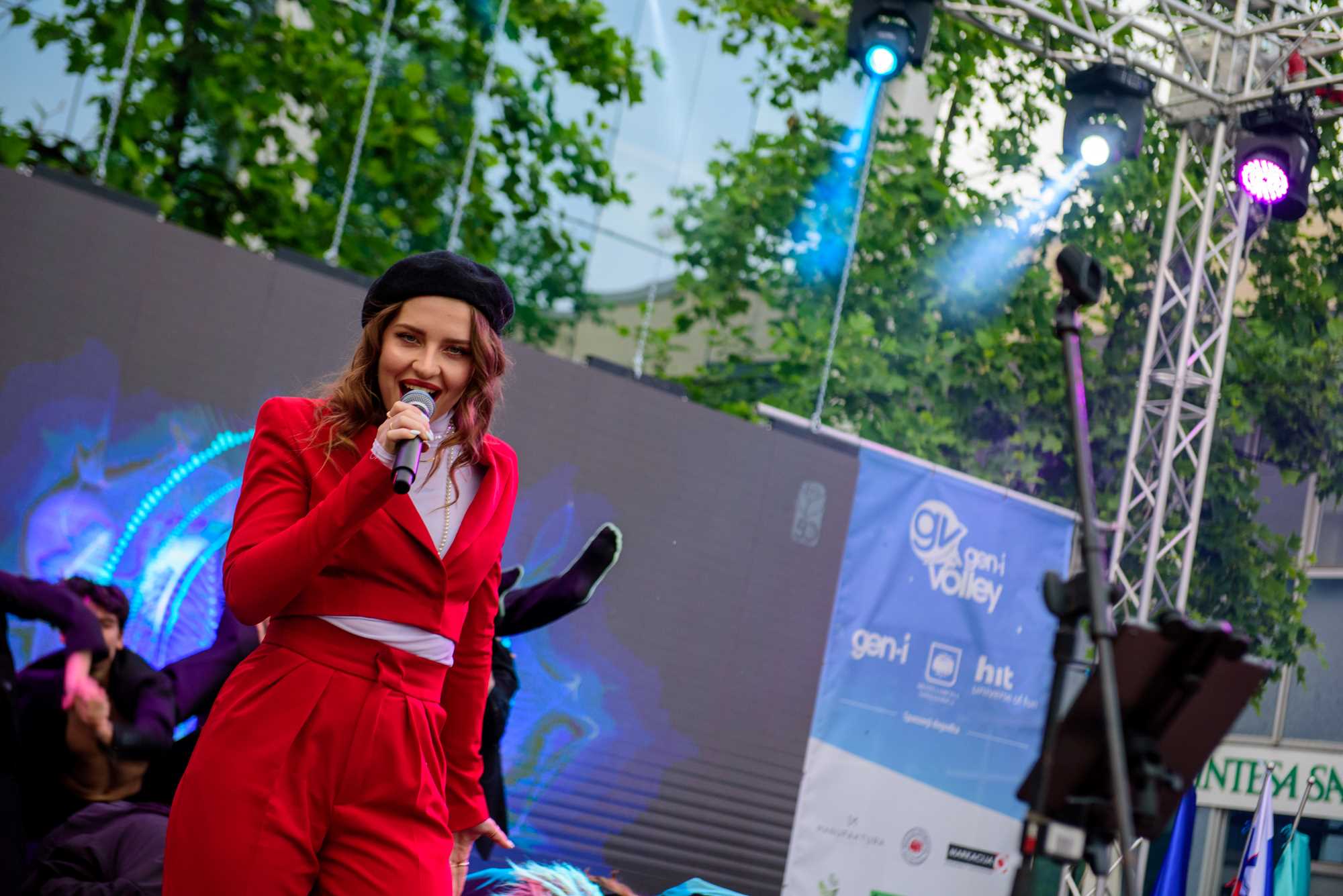 Pevka Maja Kevc - Amaya poje