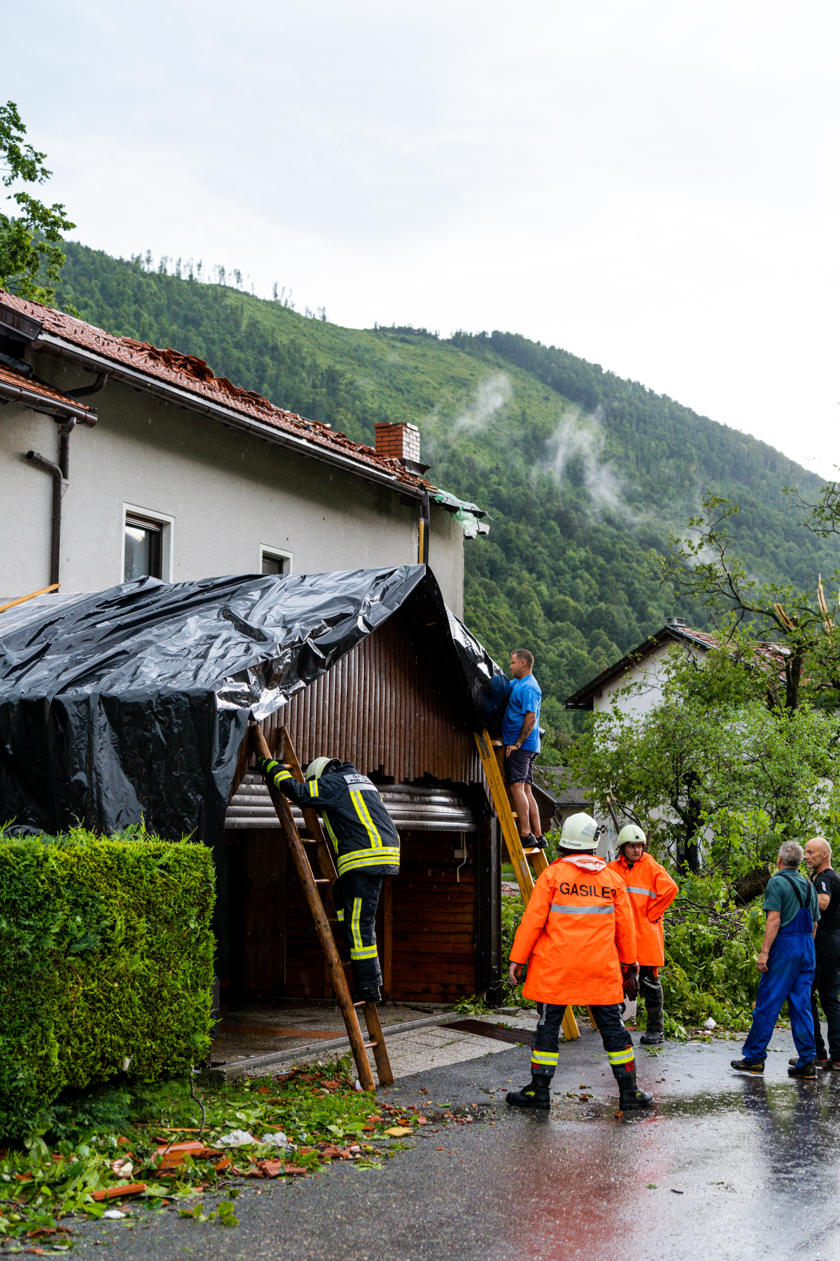 Razdejanje v Čepovanu po ujmi, gasilci pomagajo prebivalcem zaščititi odkrite strehe