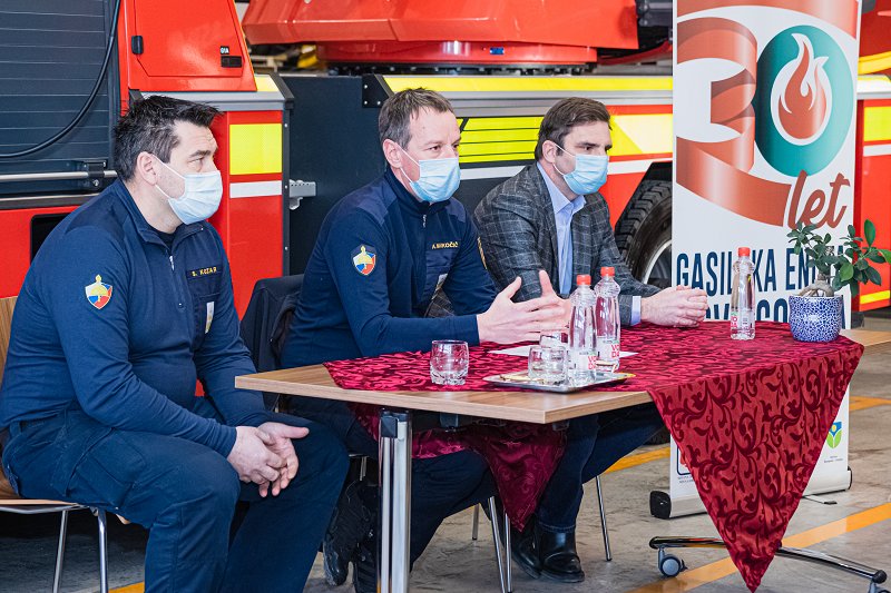 Župan Nove Gorice in dva gasilca sedijo