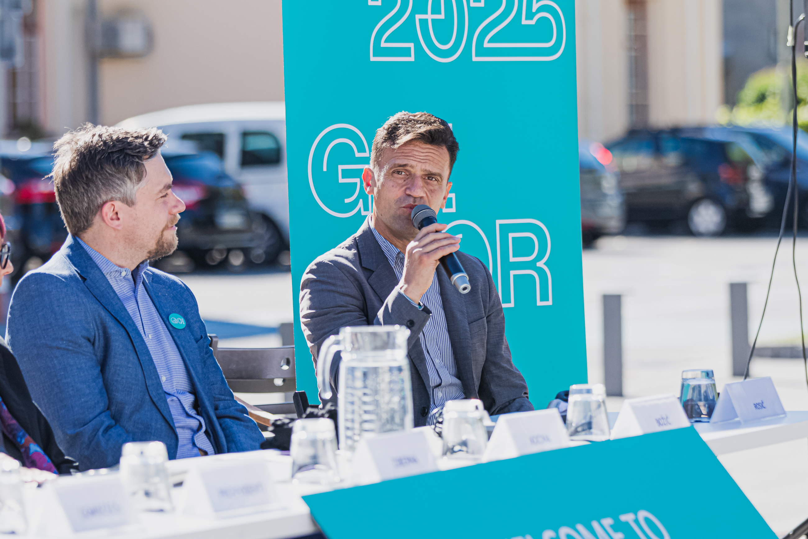 Direktor Zavoda GO! 2025 in podžupan Simon Rosič pri mizi med novinarsko konferenco