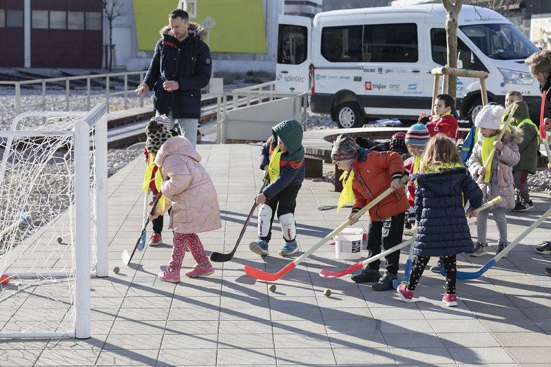 Otroci igrajo hokej