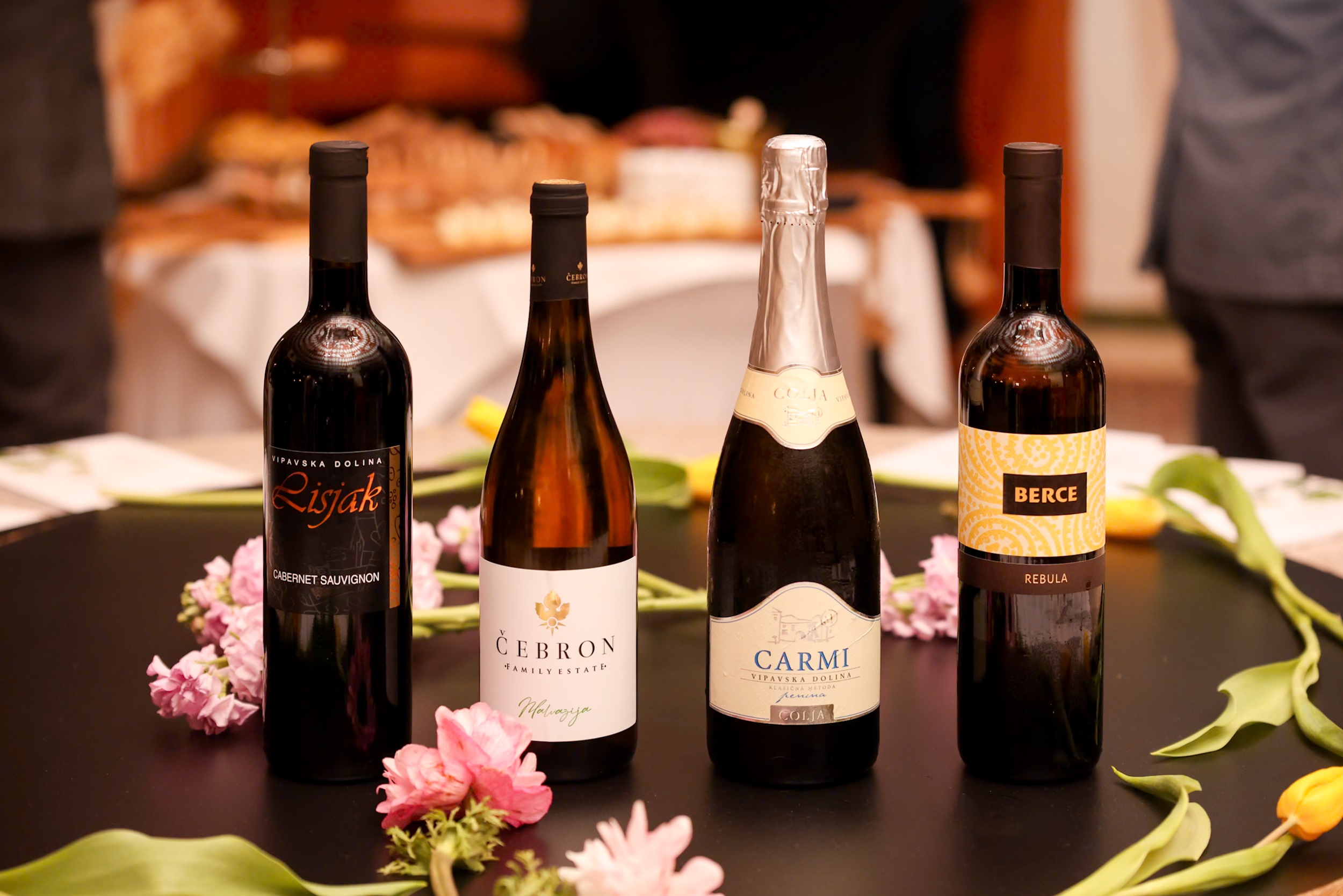 Steklenice vina, postavljene na mizo.