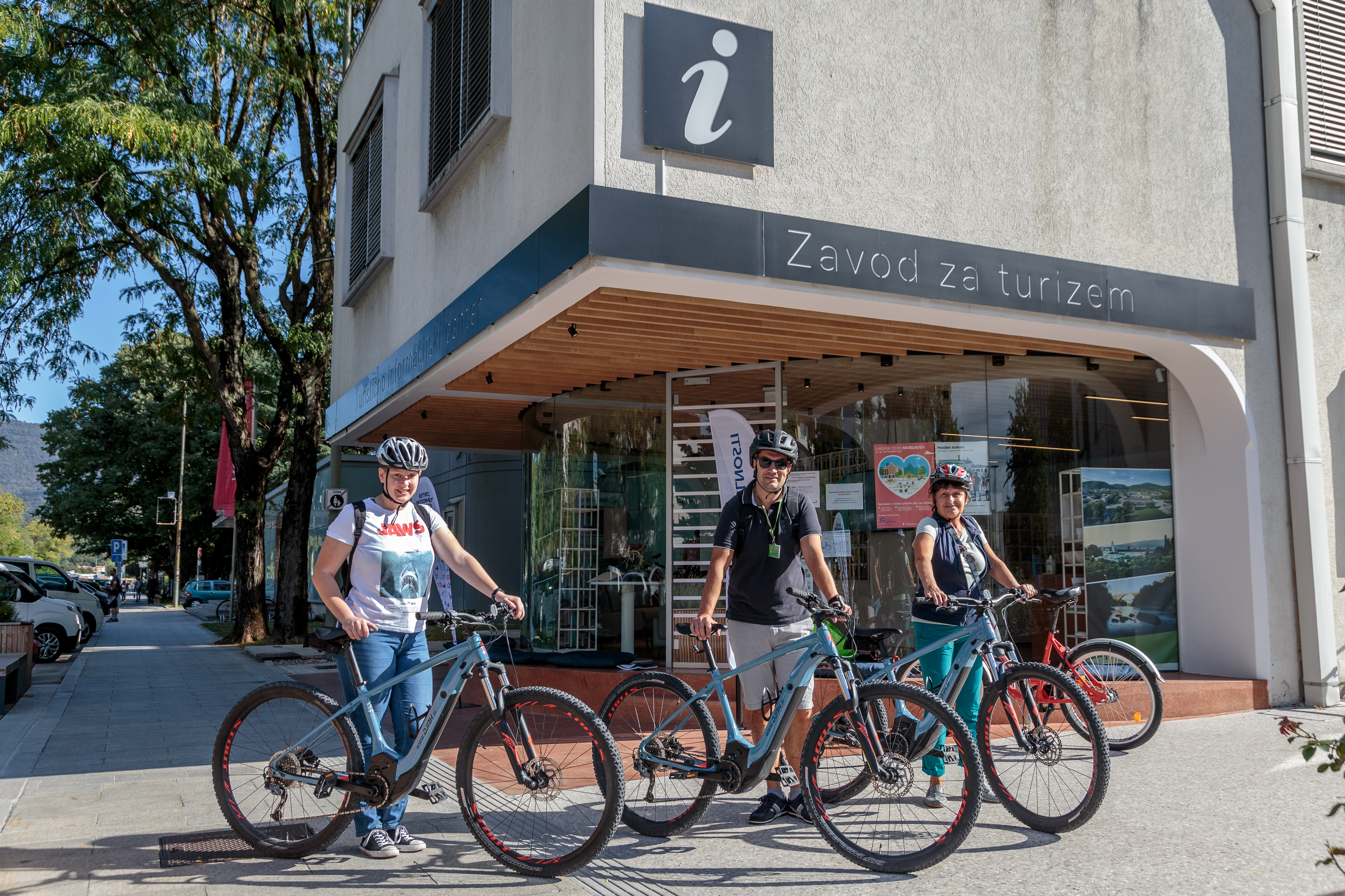 Kolesarji s kolesi stojijo pred sedežem Javnega zavoda za turizem Nove Gorice in Vipavske doline