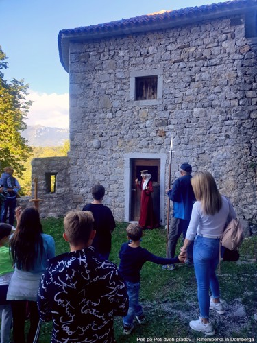 Skupina obiskovalcev v gradu Rihemberk.