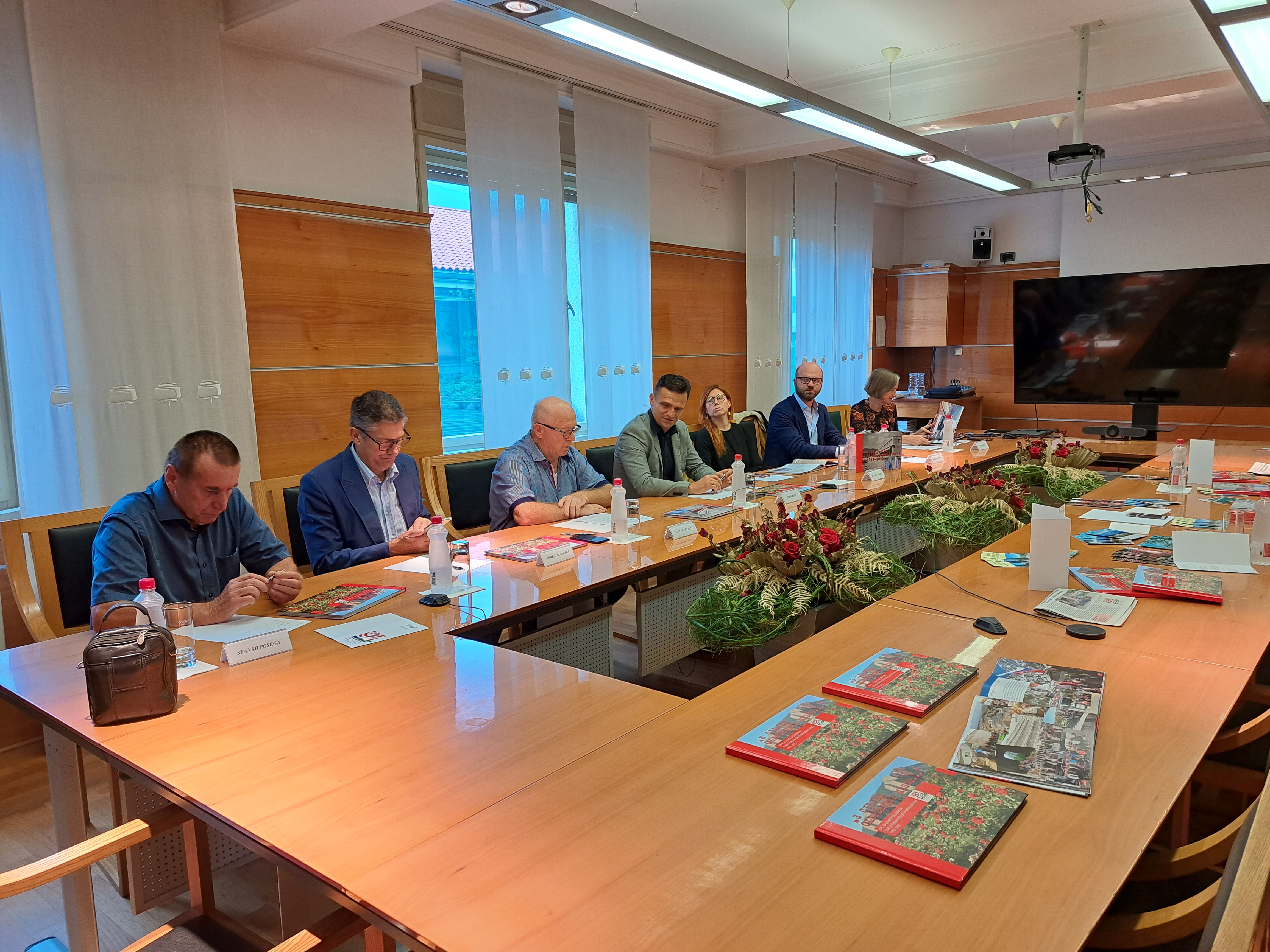 Tiskovna konferenca v Stekleni dvorani na Mestni občini Nova Gorica