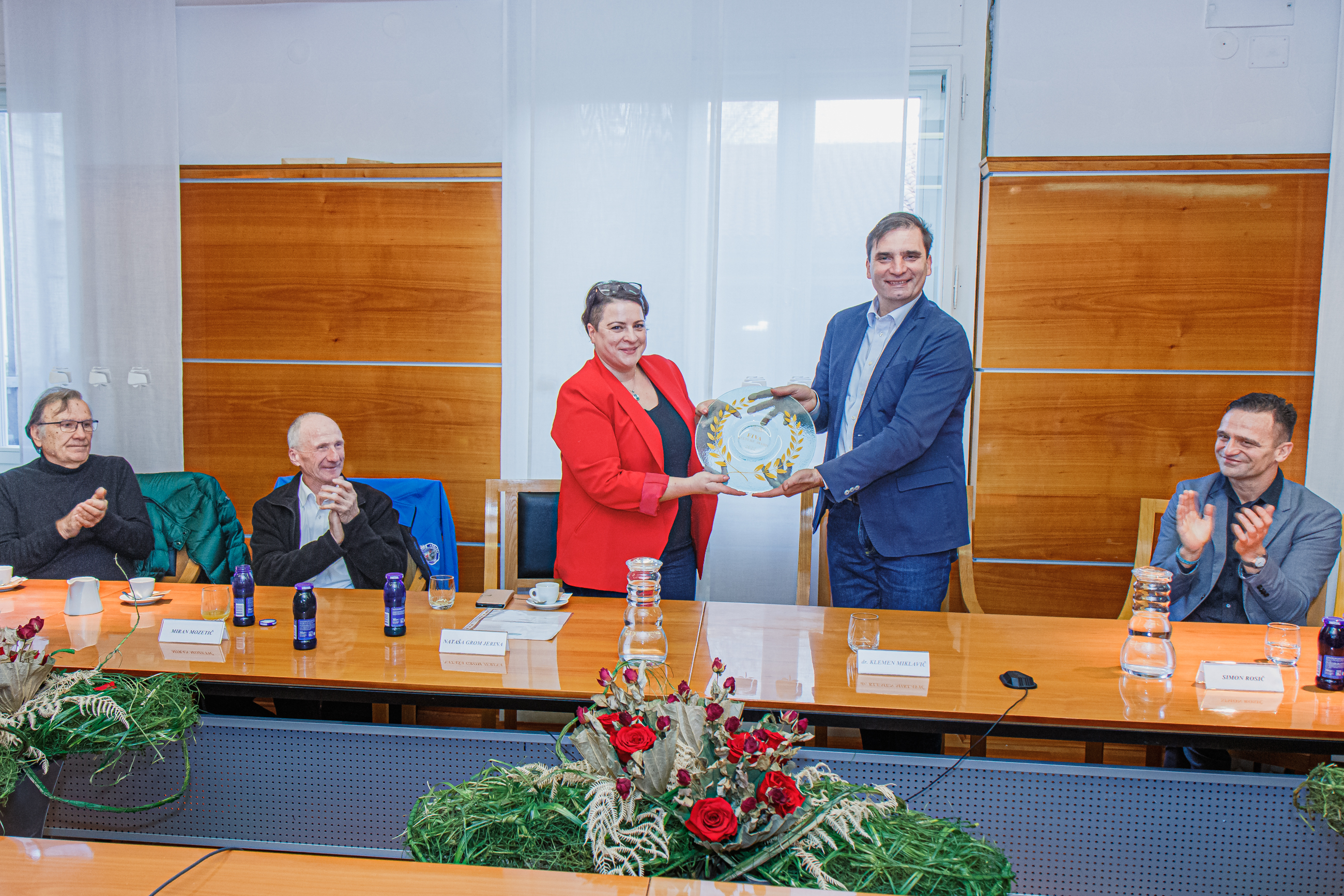 Podpredsednica Nataša Grom Jerina je podelila nagrado županu.