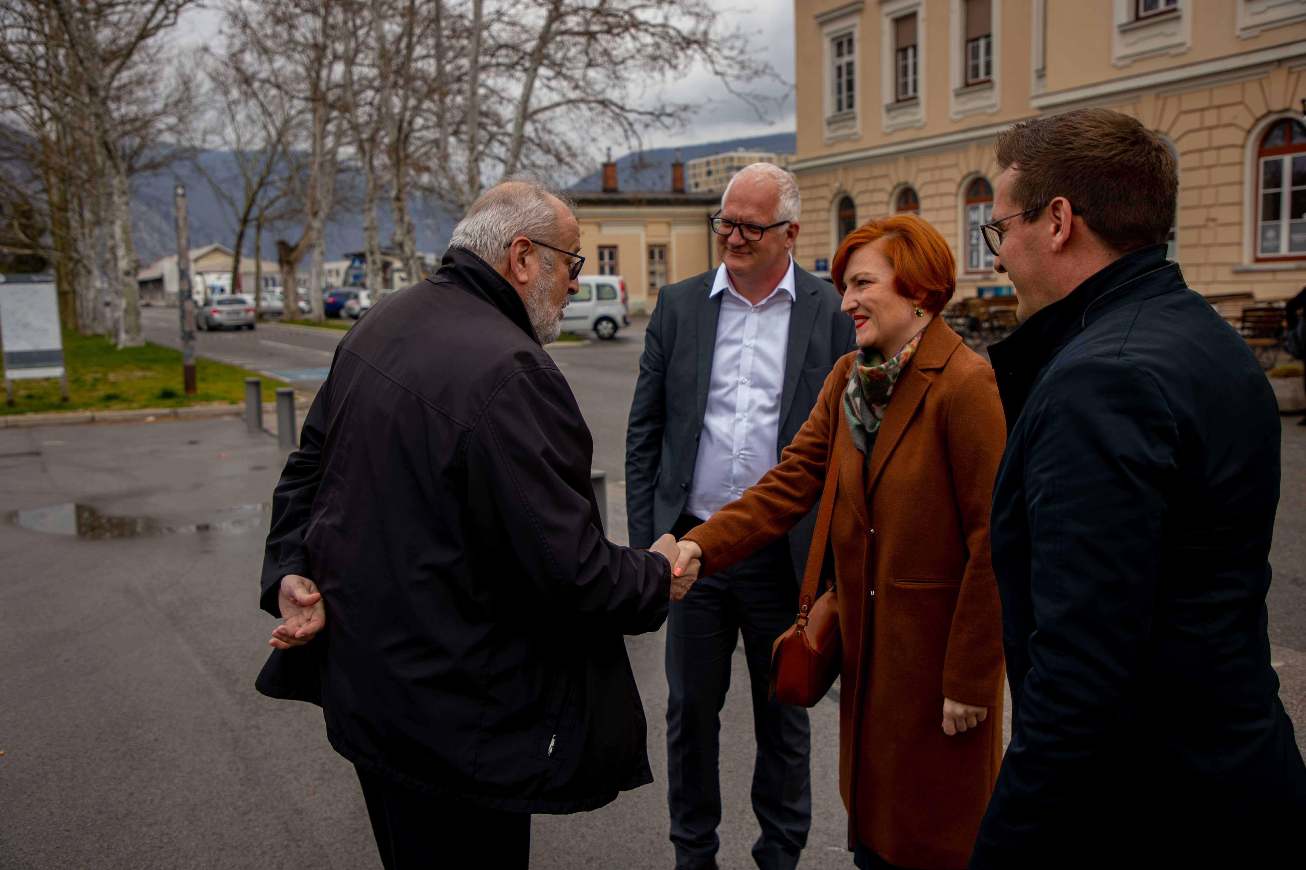 Ministrica za kulturo Asta Vrečko se rokuje z goriškim županom Rodolfom Ziberna na Trgu Evrope med obema Goricama