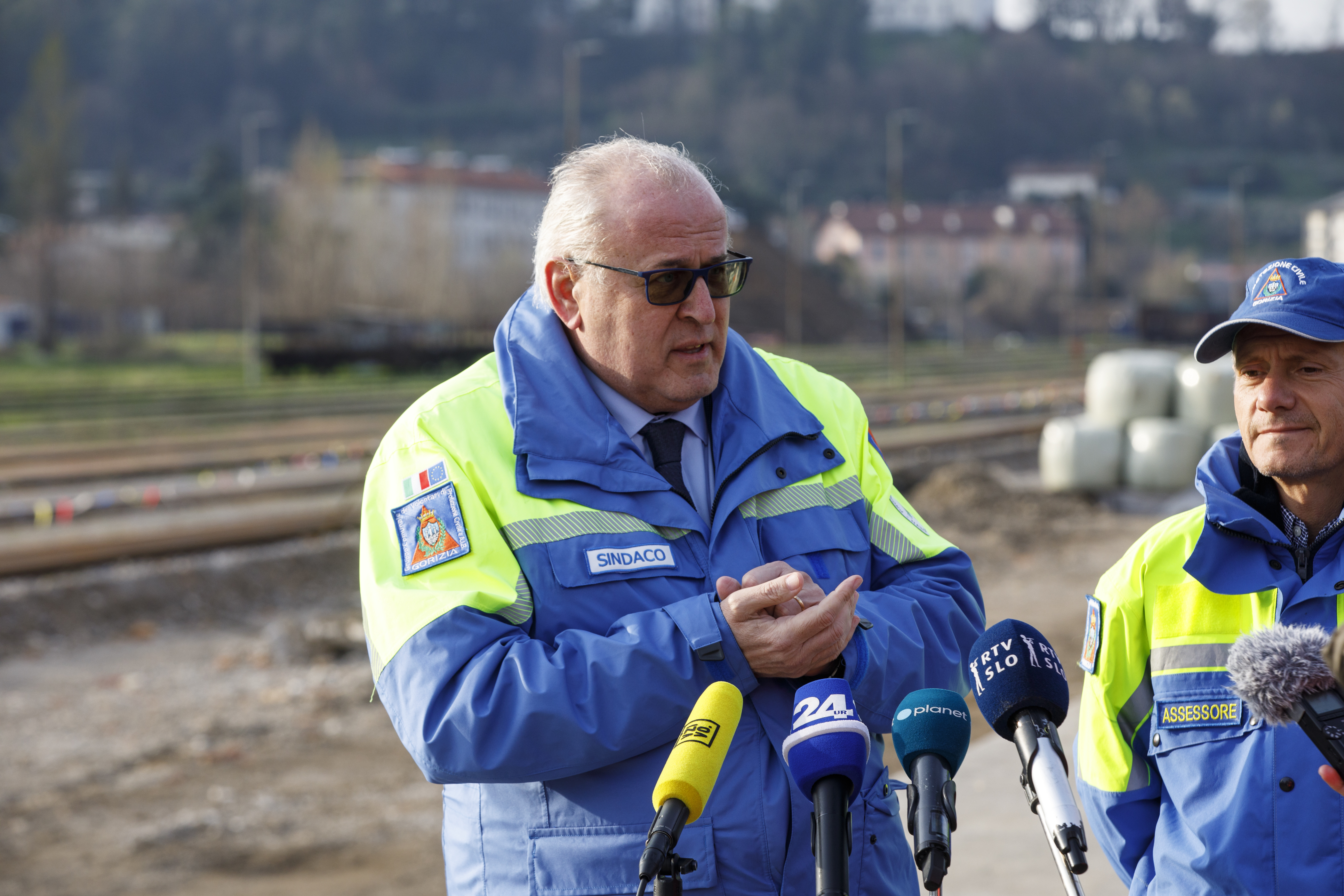 Goriški župan Rodolfo Ziberna med izjavo na železniški postaji
