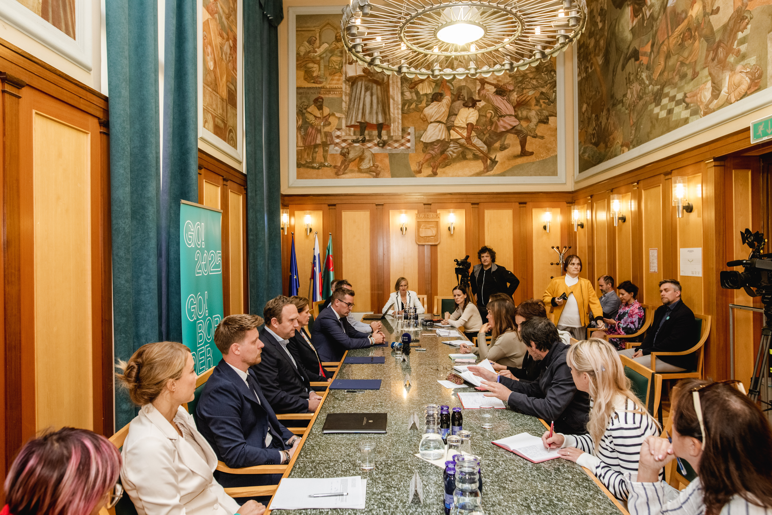 Udeleženci podpisa Sporazuma sedijo v Zeleni dvorani novogoriške Občinske palače