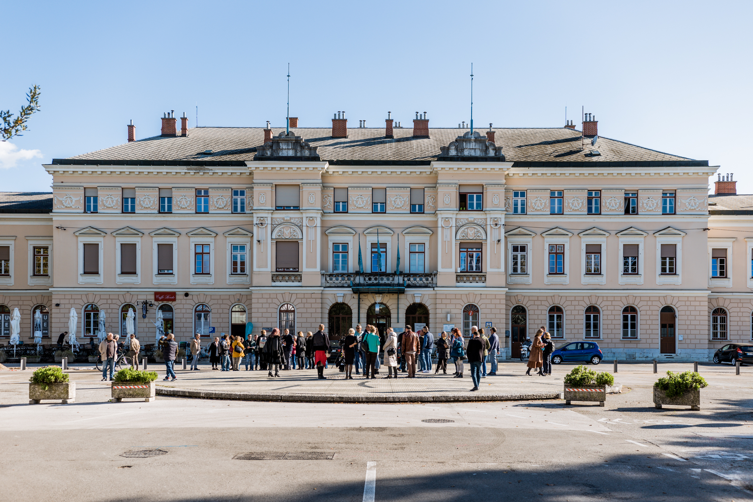 Stavba železniške postaje v Novi Gorici, ljudje stojijo na Trgu Evrope