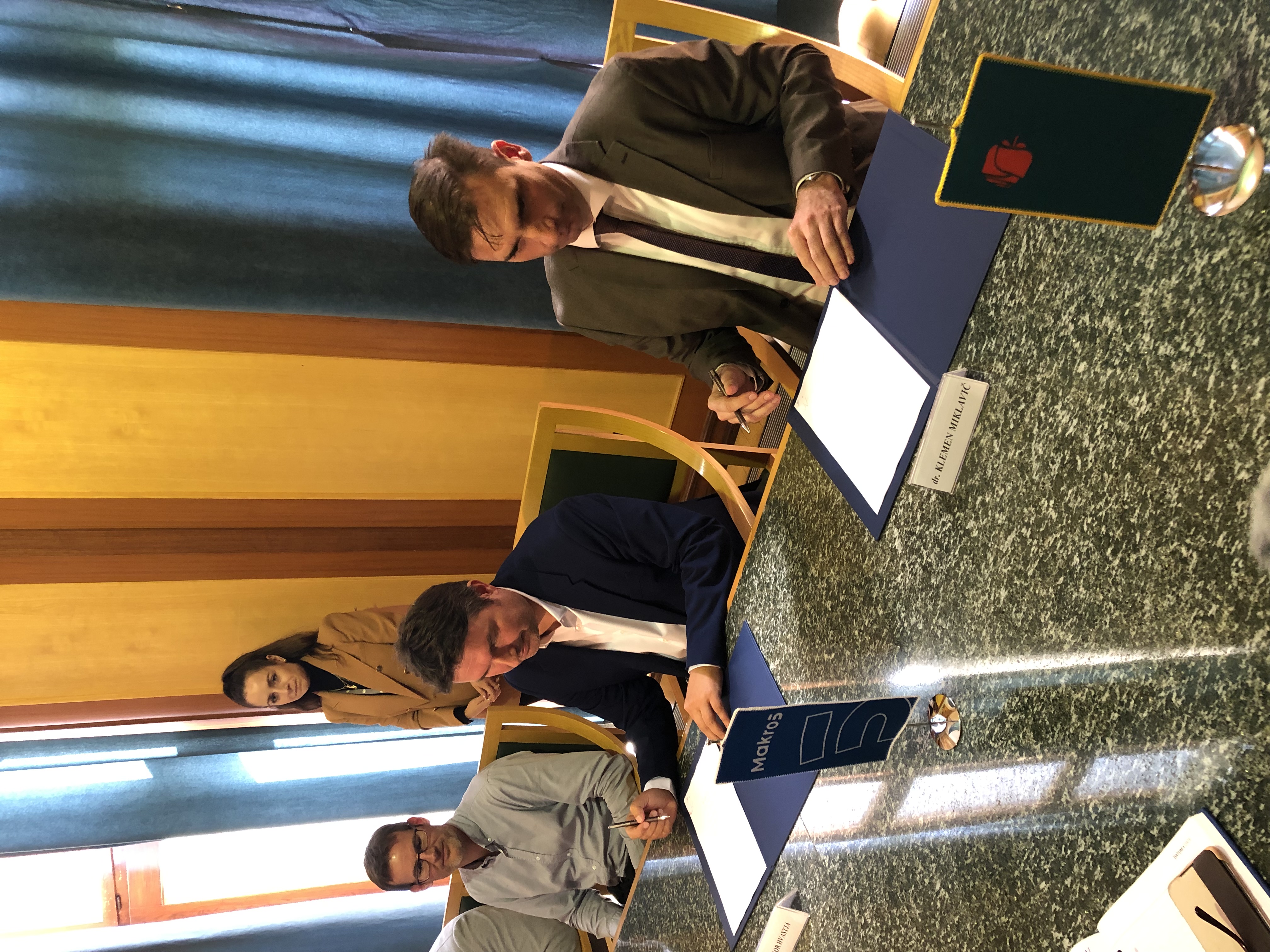 Direktor Igor Hvastja in župan podpisujeta pogodbo.