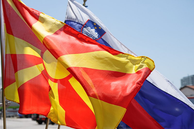 Plapolajoči zastavi Severne Makedonije in Slovenije