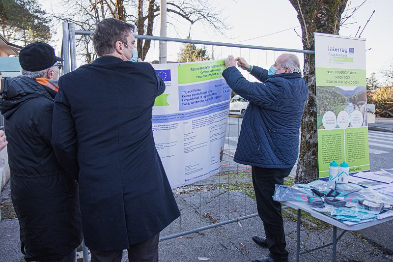 Župan Nove Gorice in župan Gorice postavljata plakat programa Interreg Italia - Slovenija