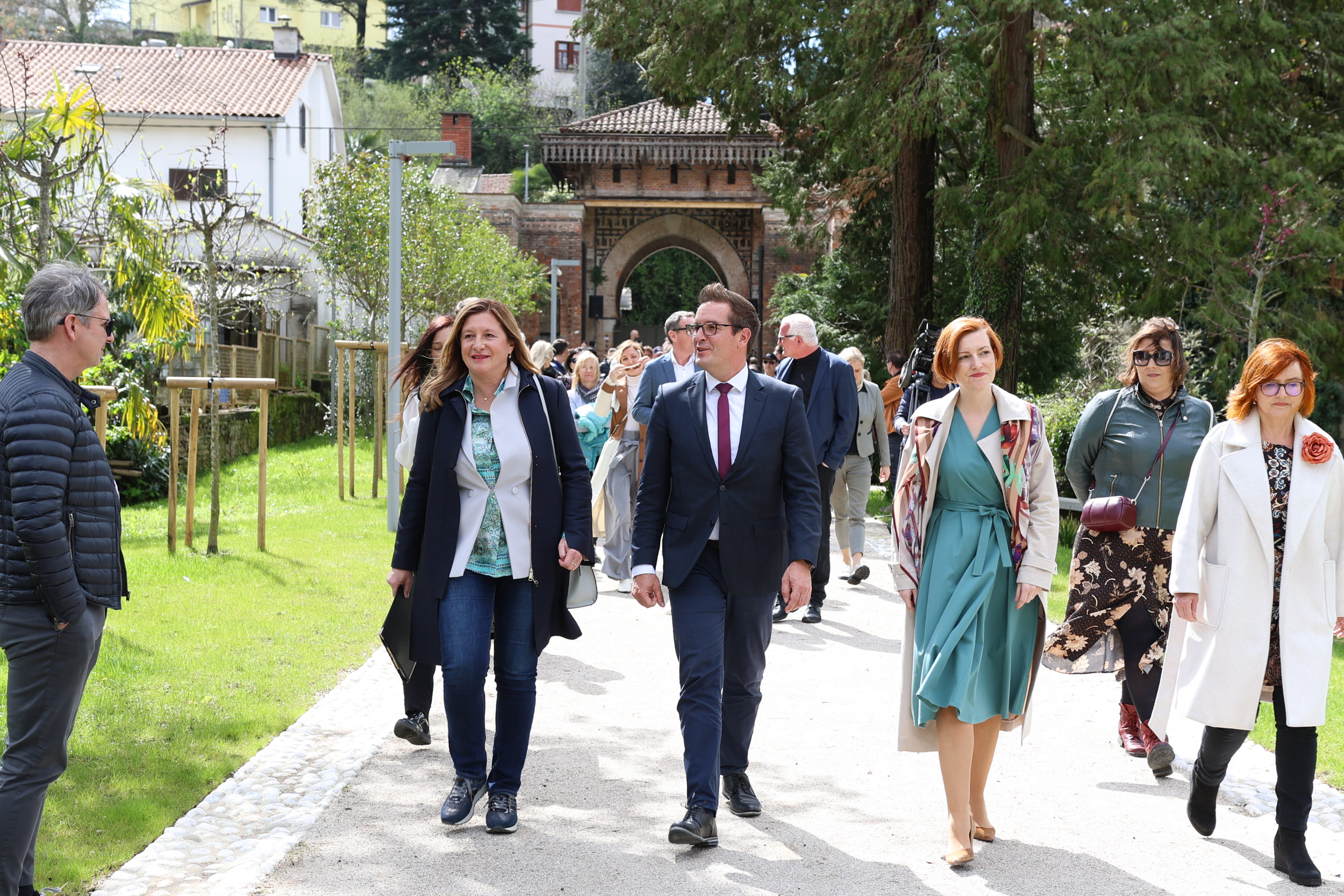 Novogoriški župan, ministrica za kulturo Asta Vrečko ter ostali obiskovalci hodijo po Rafutskem parku