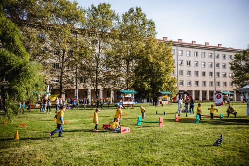 Goriški festival športa in trajnostne mobilnosti na travniku pred Občinsko palačo.