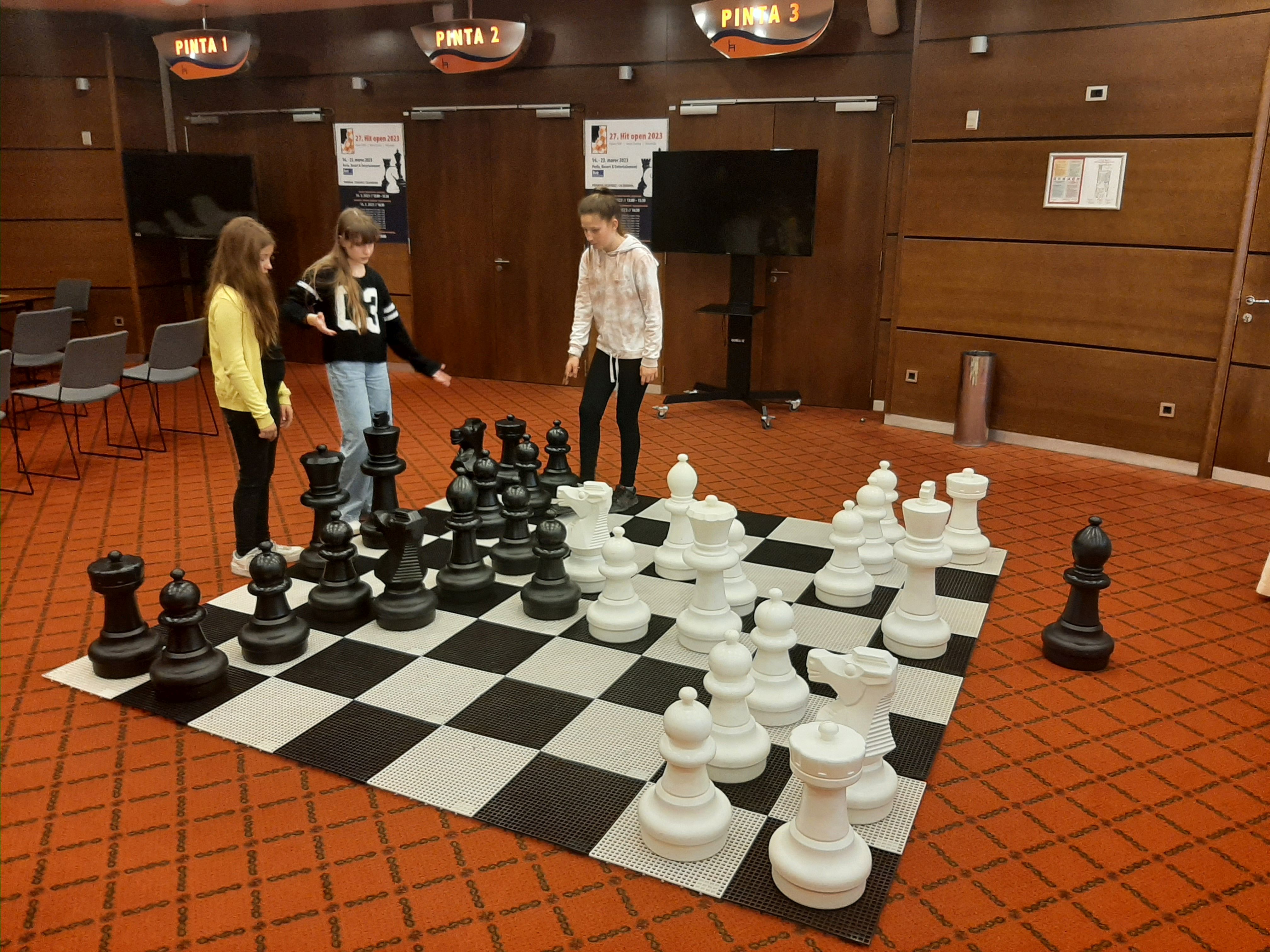 Mladi šahisti na šahovski partiji