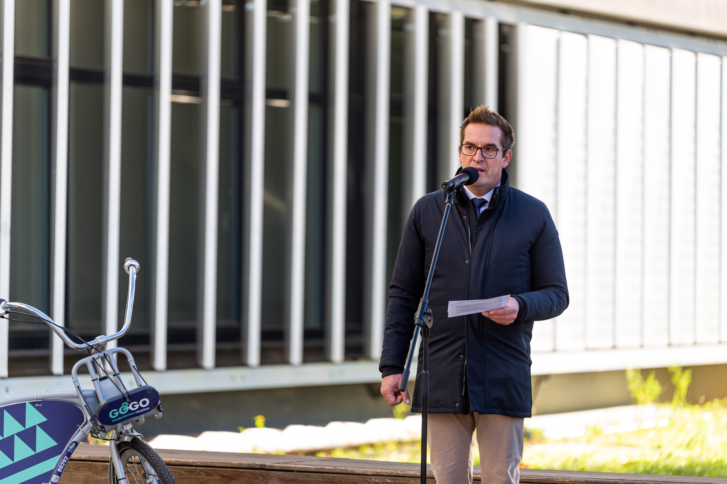 Novogoriški župan govori na odprtju razširjenega sistema GO2GO koles