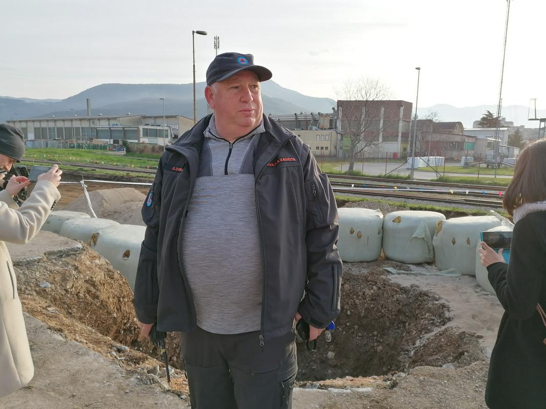 Načelnik Enote za zaščito pred neeksplodiranimi ubojnimi sredstvi Darko Zonjič med izjavo na železniški postaji v Novi Gorici