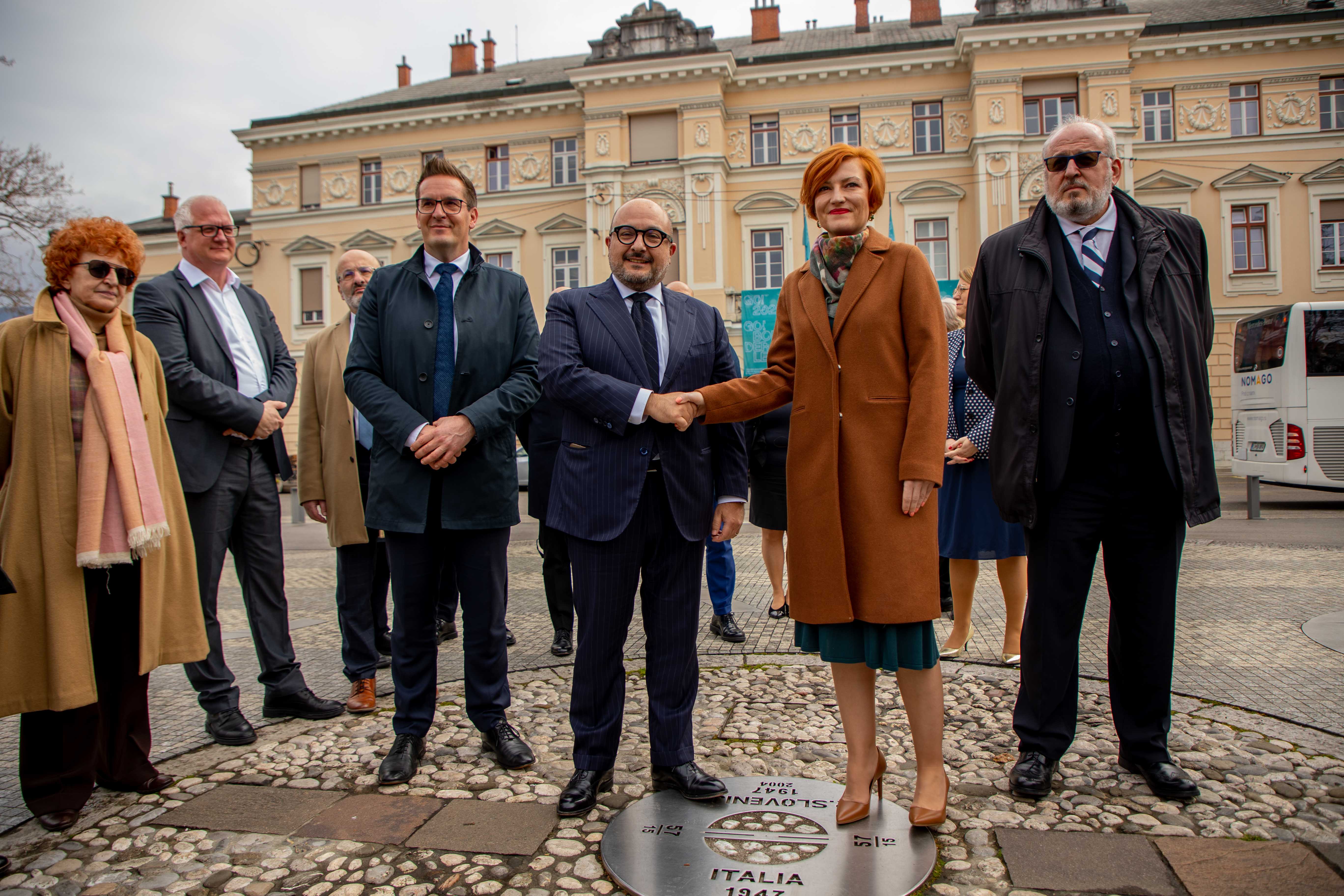 Ministrica za kulturo Asta Vrečko se rokuje z italijanskim ministrom za kulturo na Trgu Evrope med obema Goricama